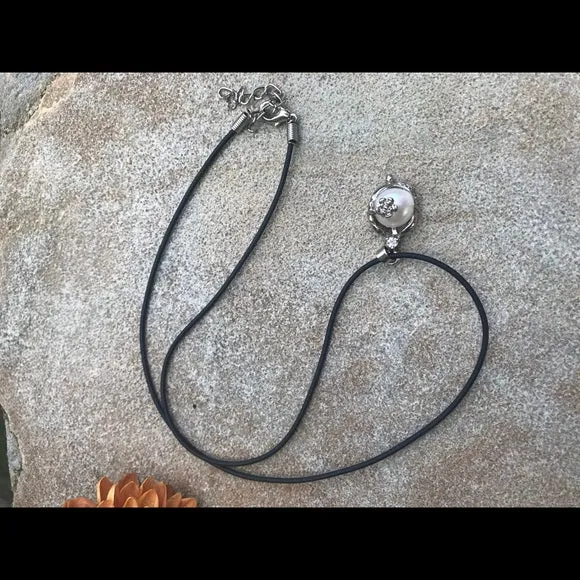 Single real pearl on leather code